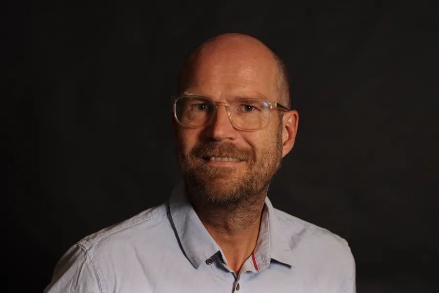 En mann med briller og skjegg