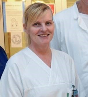 En kvinne i hvite klær