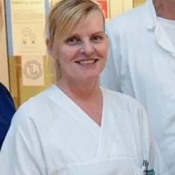 En kvinne i hvite klær