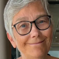 En person med briller