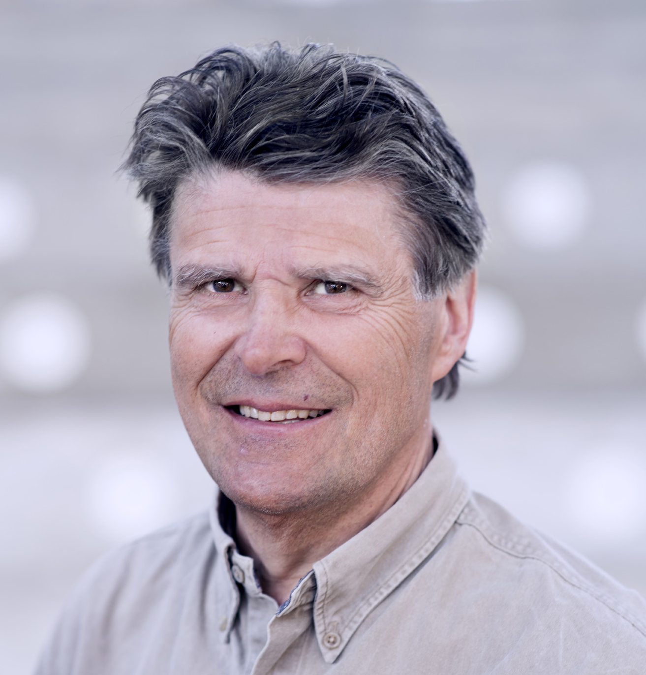 En mann som smiler til kameraet