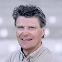 En mann som smiler til kameraet