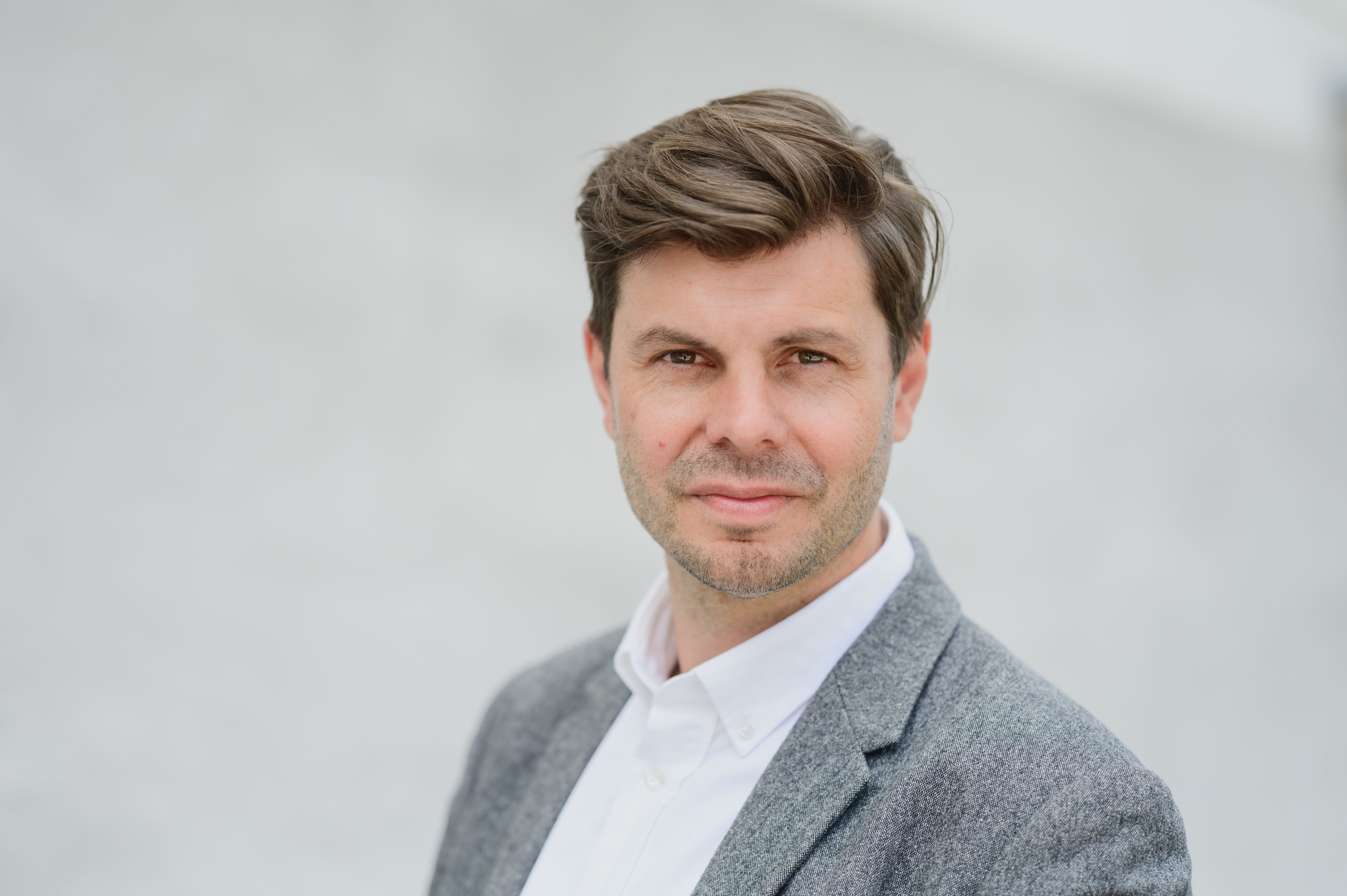 En mann i grå dress