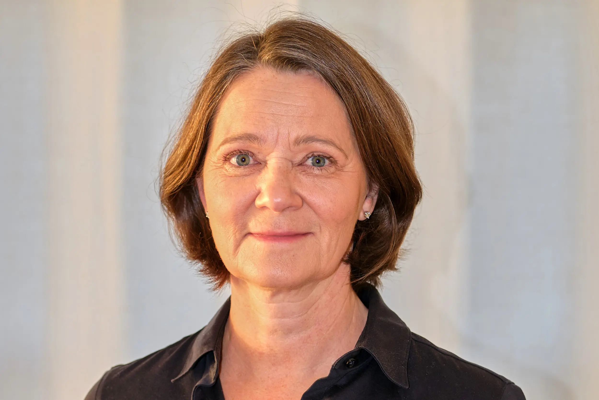 En mann med kort hår