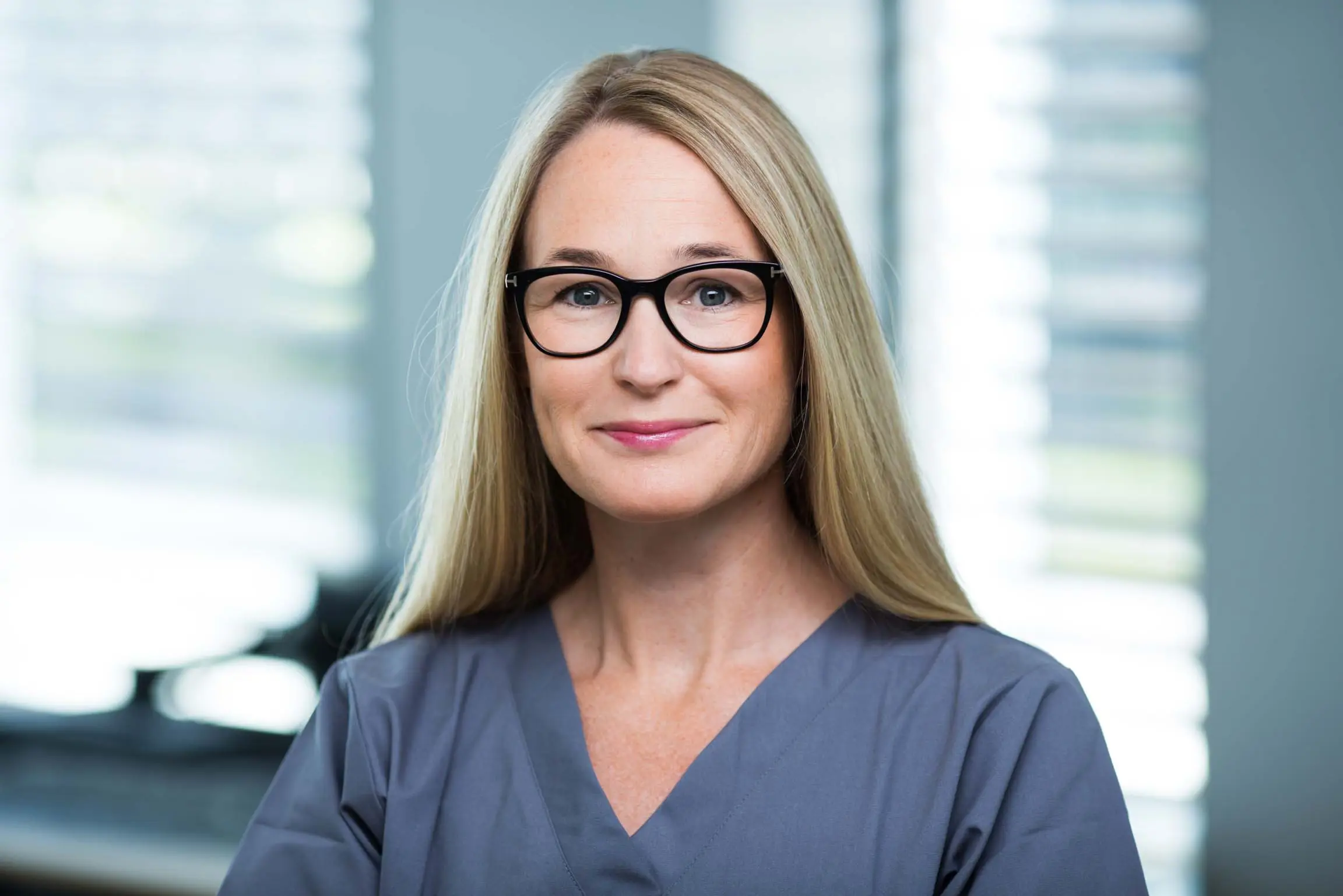 En person som bruker briller