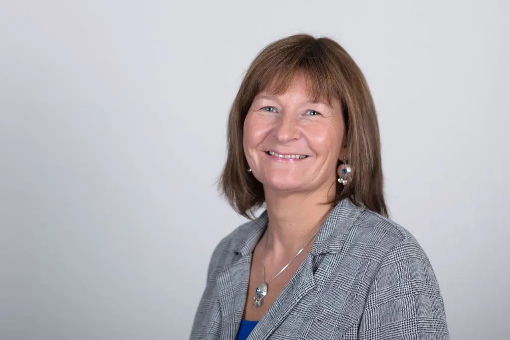 En kvinne med rødt hår