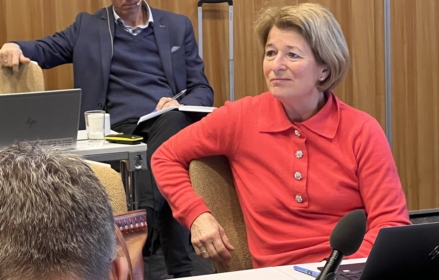 En person i rød skjorte