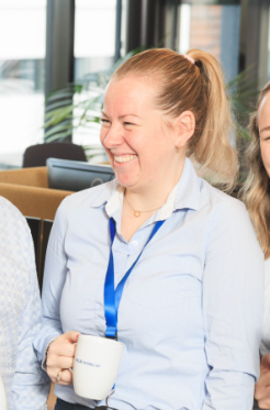 En kvinne som smiler