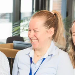 En kvinne som smiler