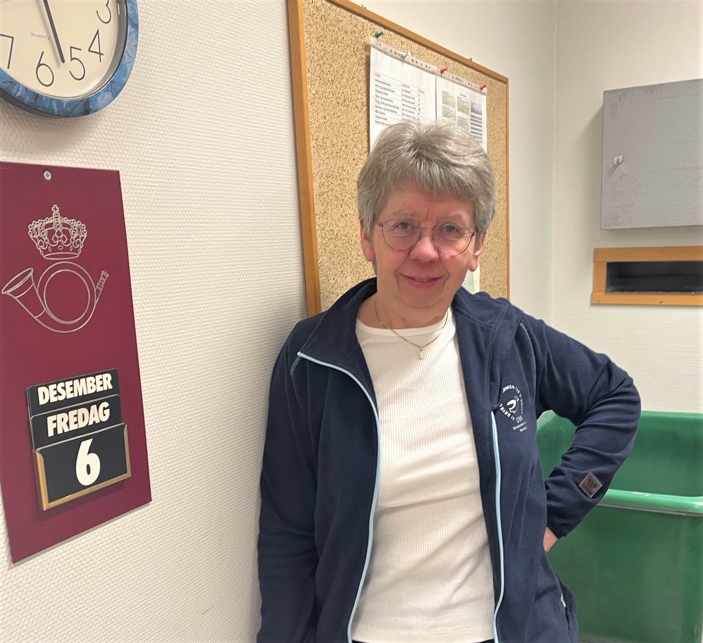 En kvinne som står i et rom