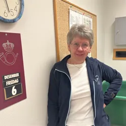 En kvinne som står i et rom