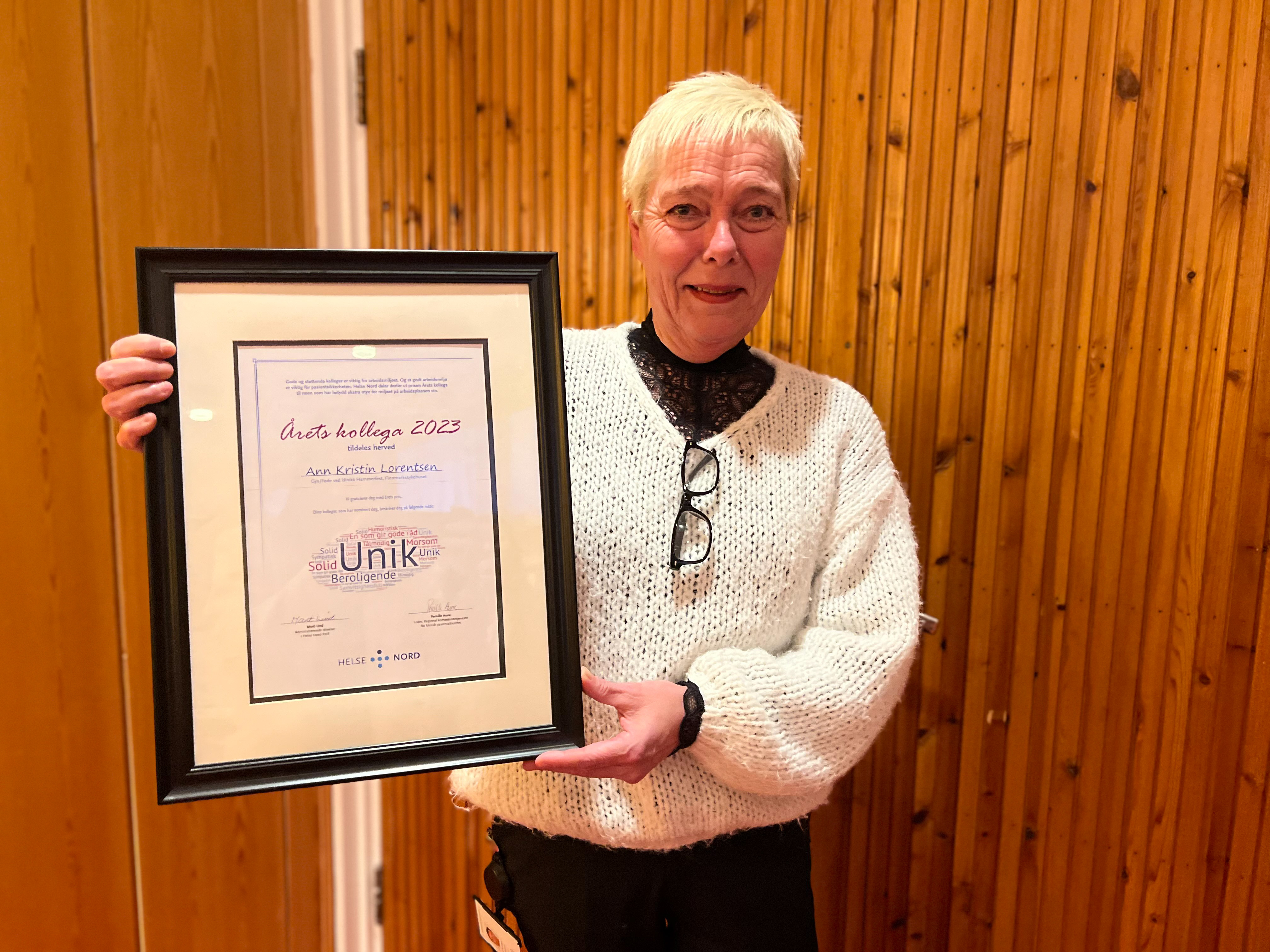 En person som holder et innrammet bilde