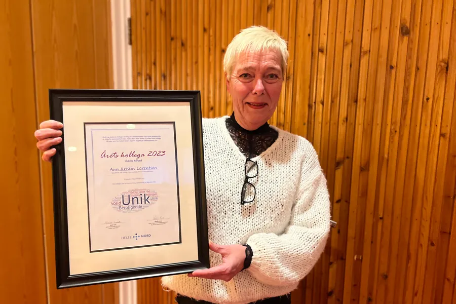 En person som holder et innrammet bilde