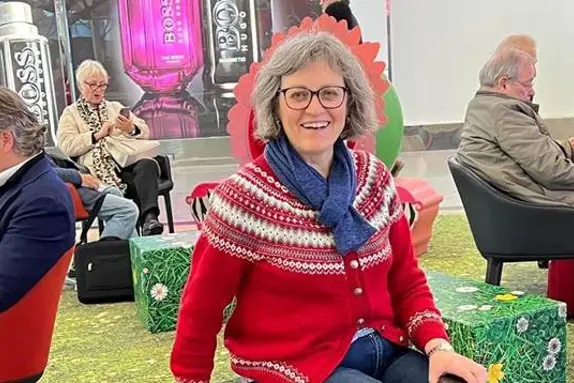 En kvinne som sitter i en stol