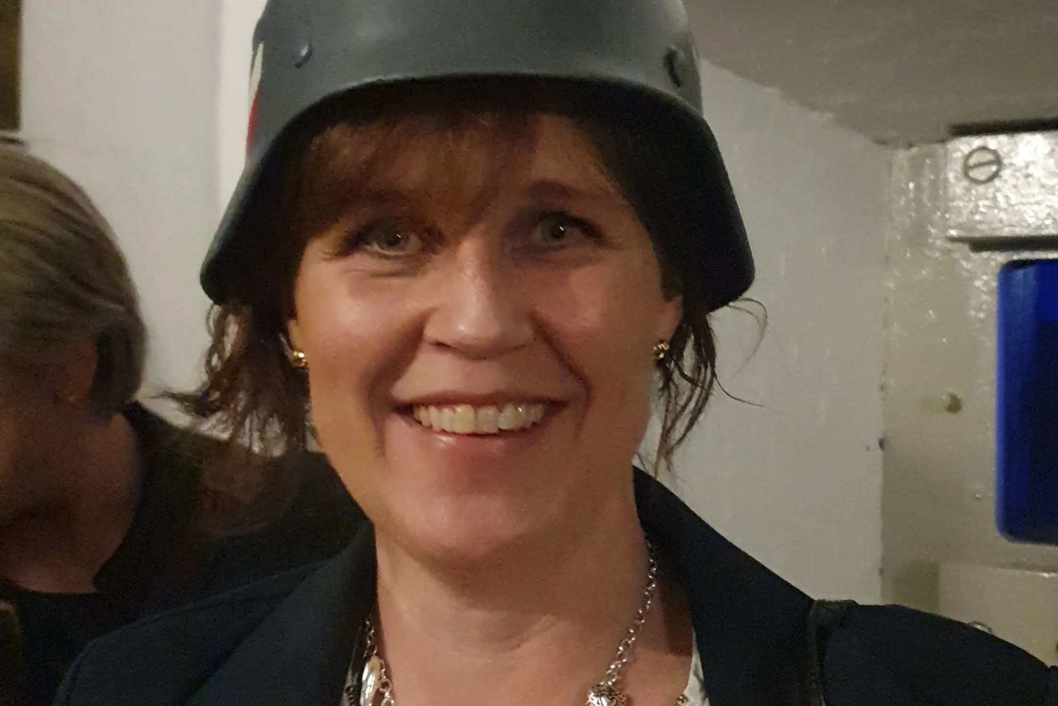 En person som har på seg en lue