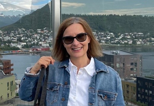 En kvinne med solbriller