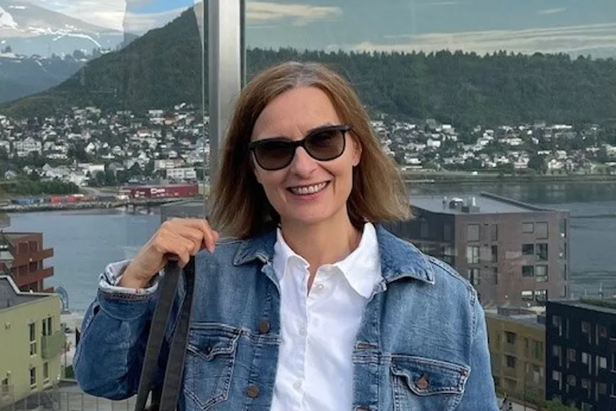 En kvinne med solbriller