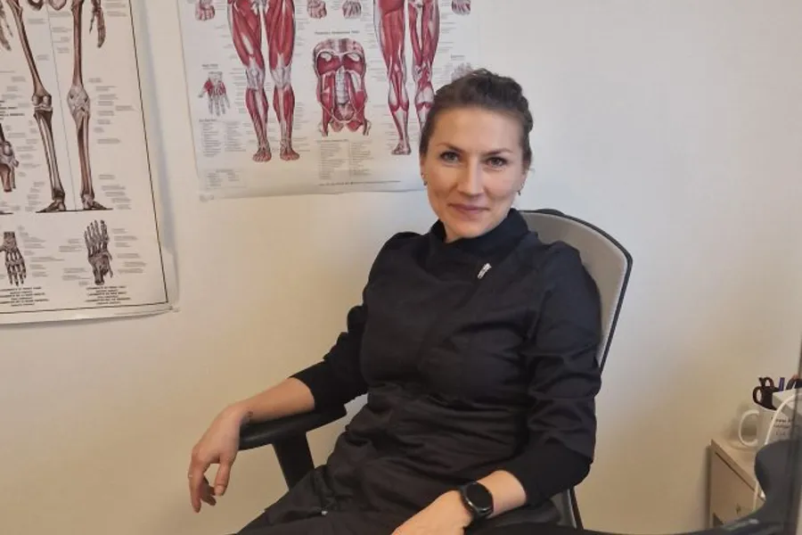 En person som sitter i en stol