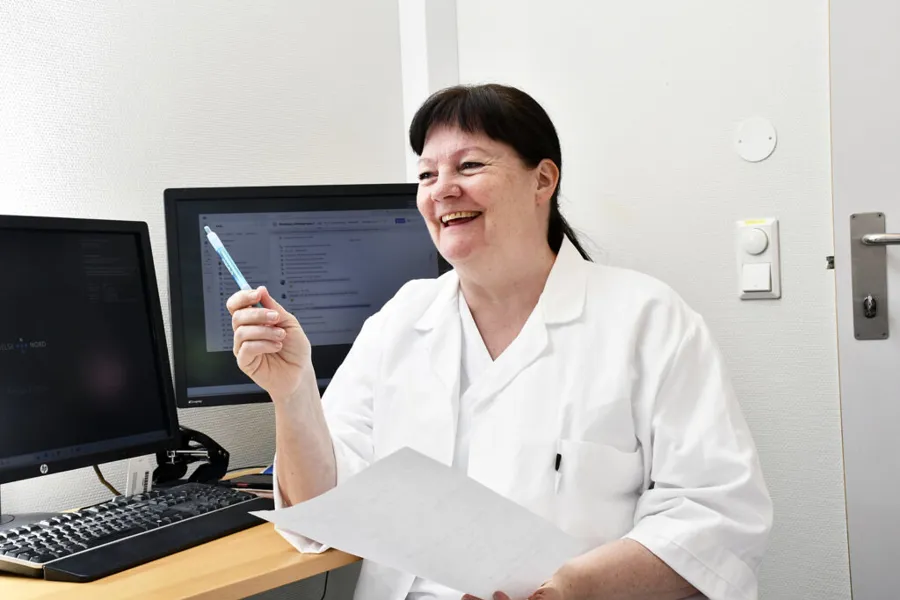 En person som holder et papir