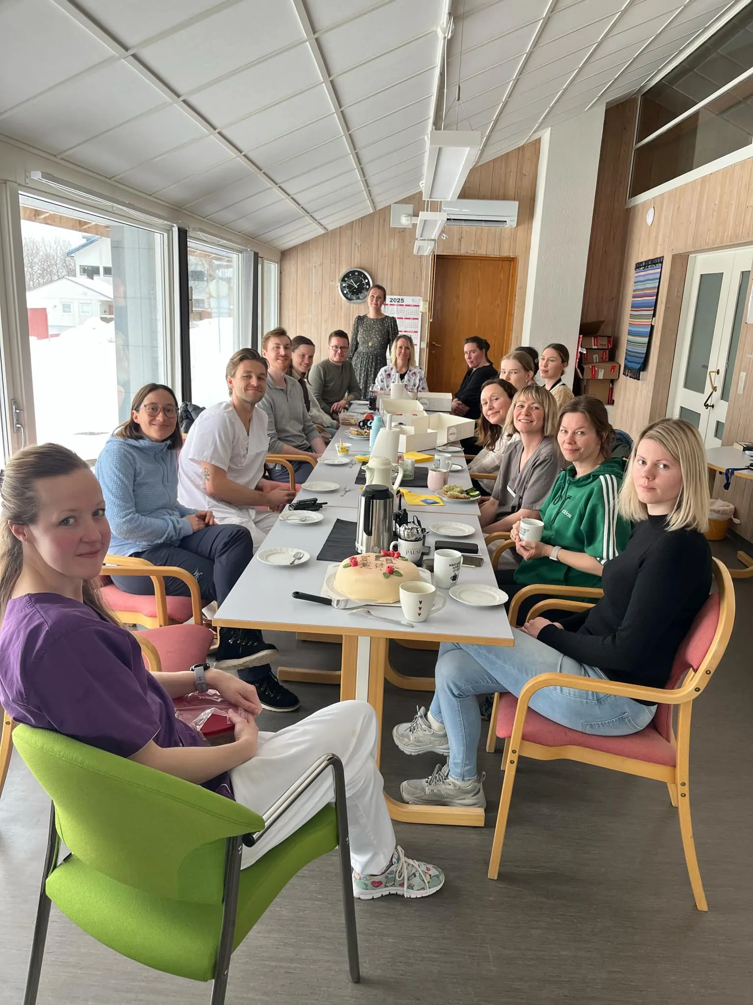 En gruppe mennesker som sitter rundt et bord