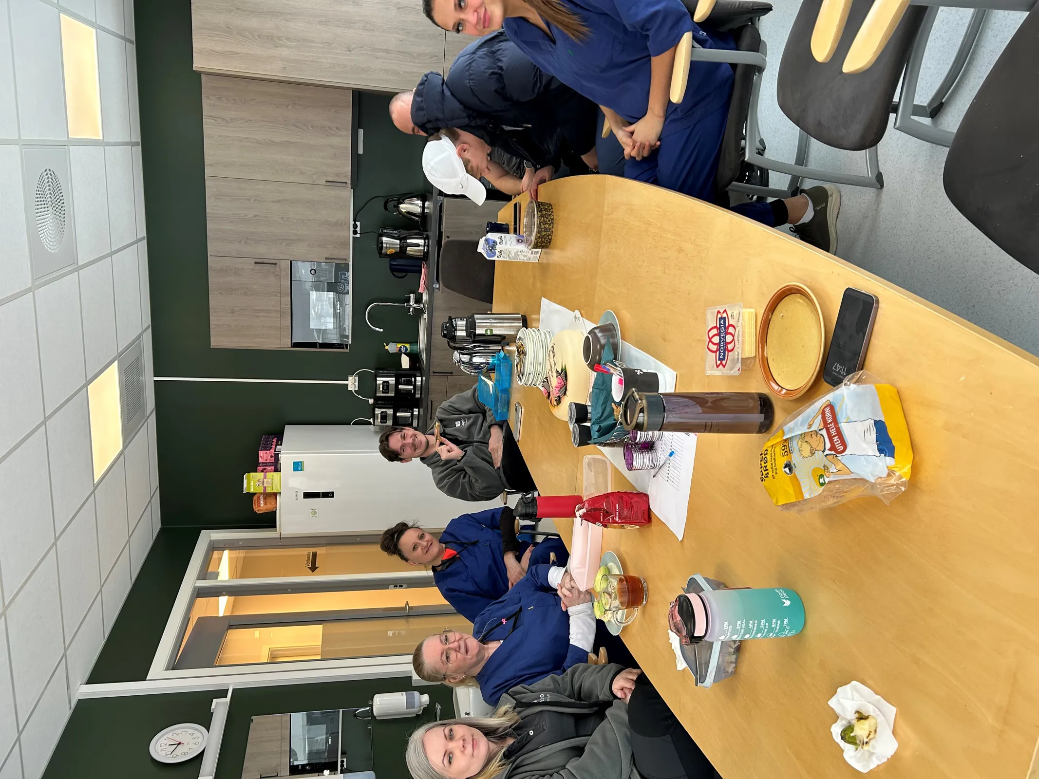 En gruppe mennesker som sitter rundt et bord