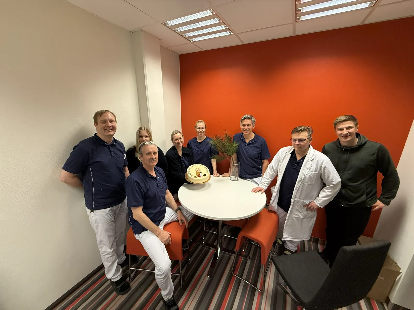 En gruppe mennesker som står rundt et bord