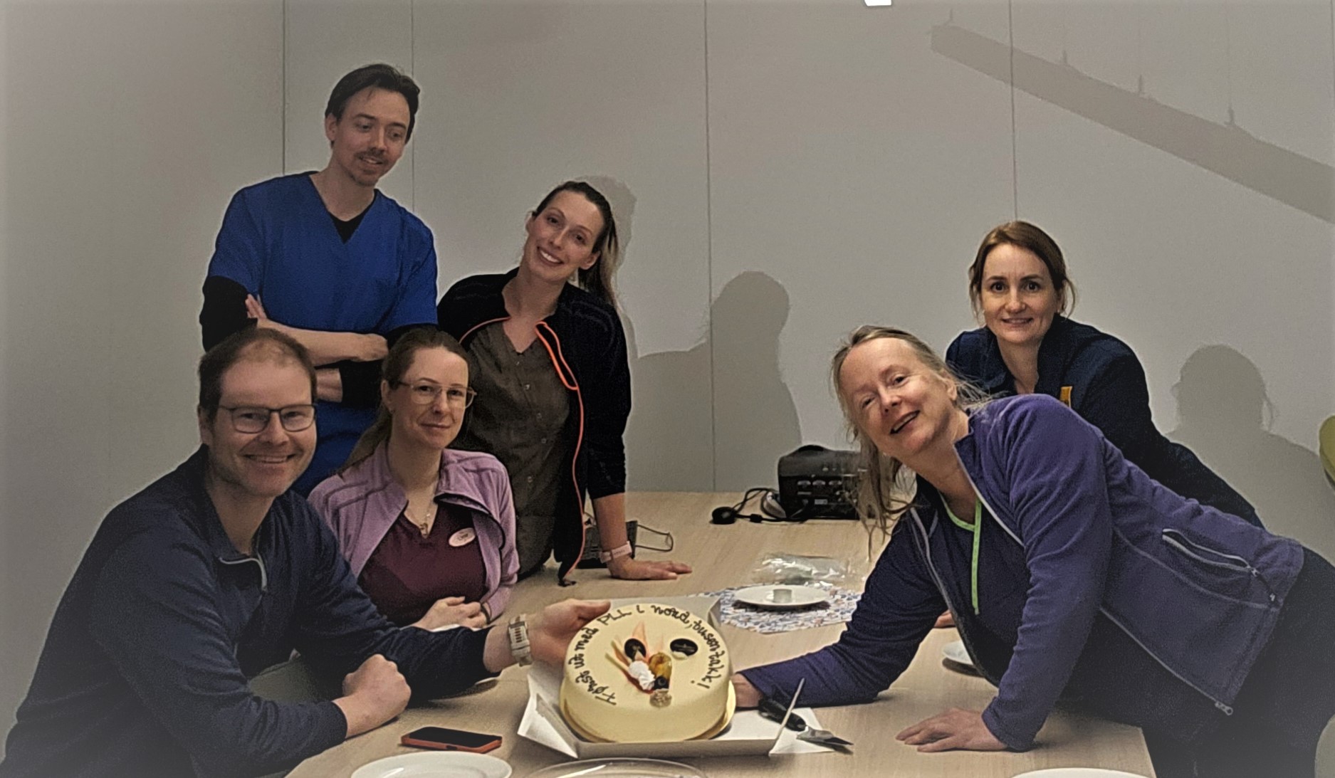 En gruppe mennesker rundt et bord