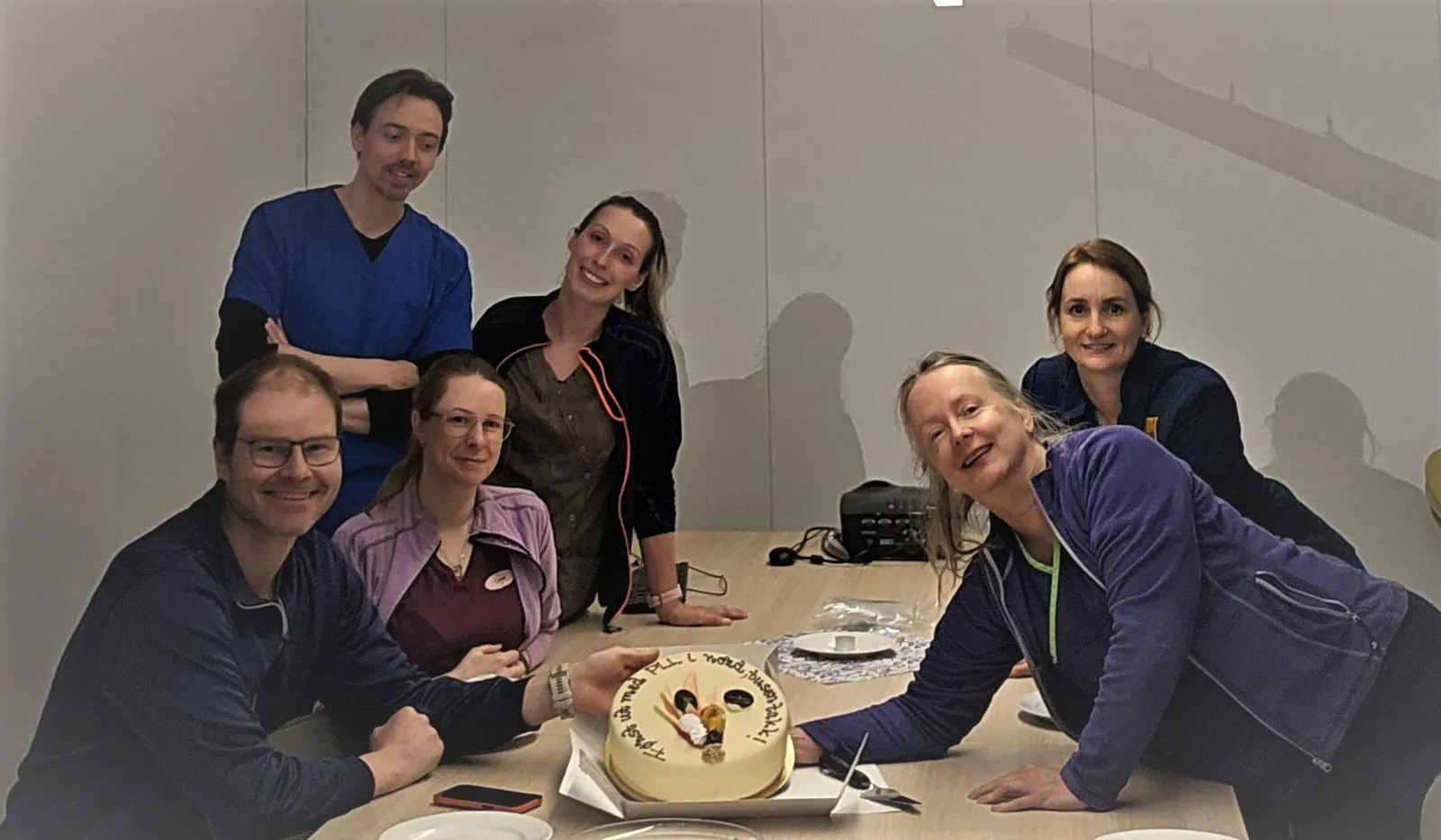 En gruppe mennesker rundt et bord