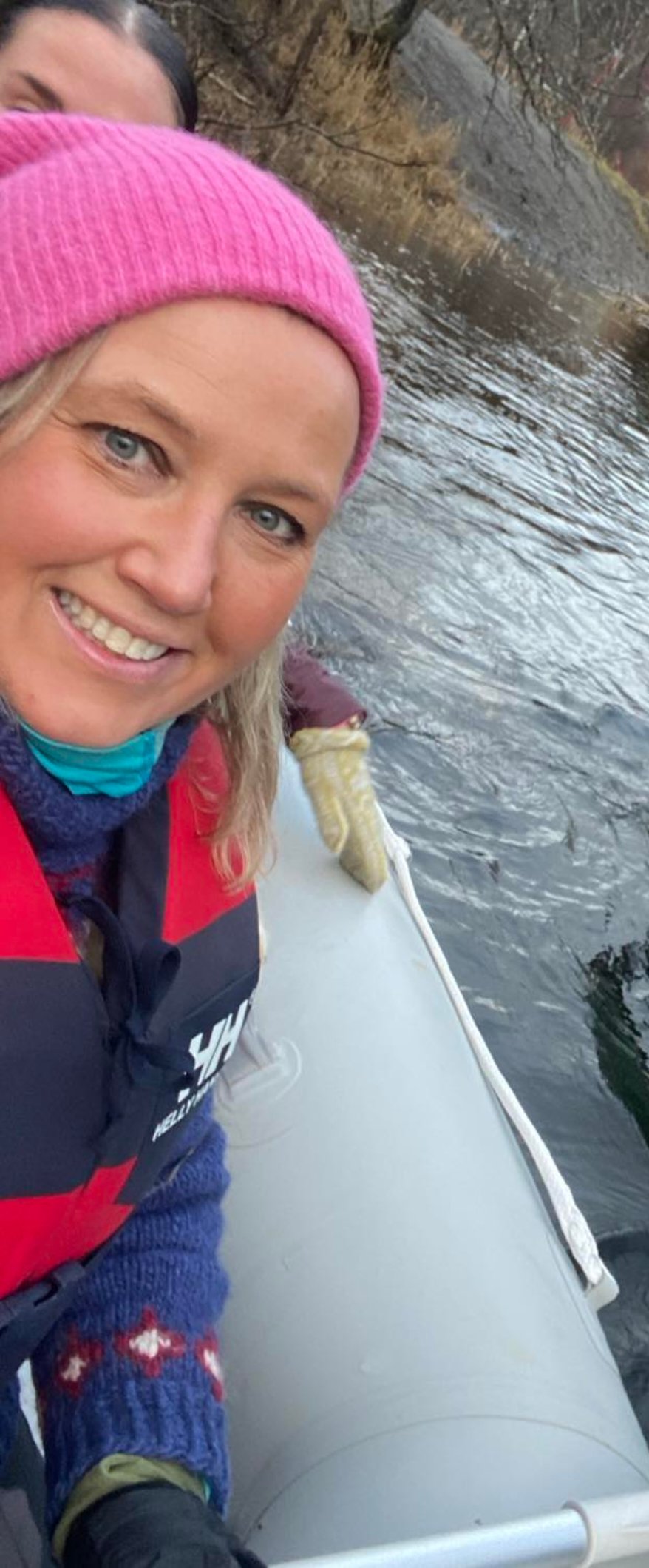 En kvinne som tar en selfie på en båt