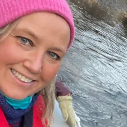 En kvinne som tar en selfie på en båt