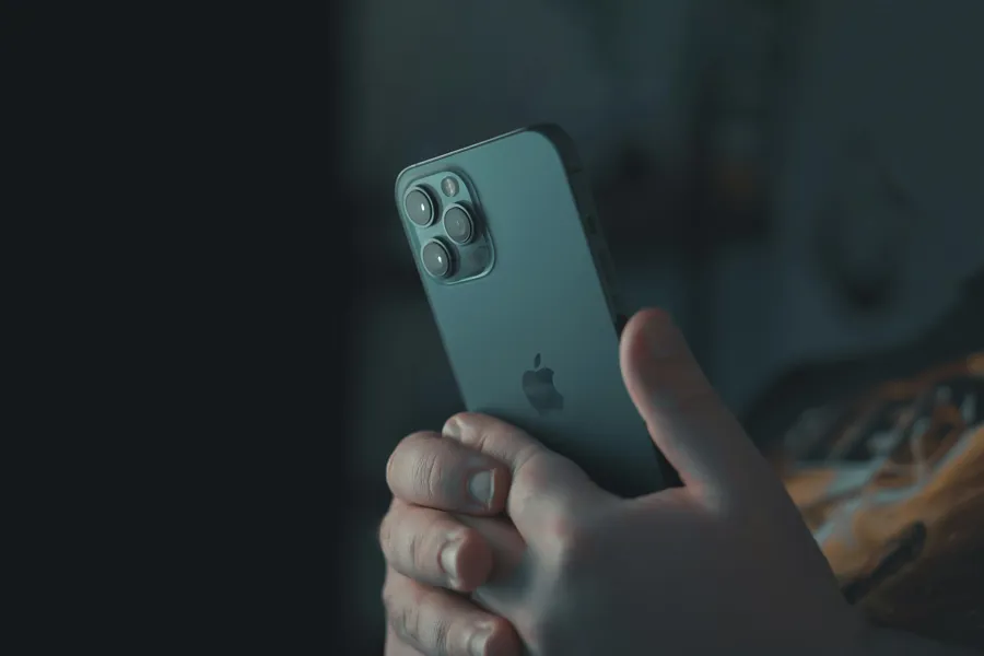 En person som holder en mobiltelefon