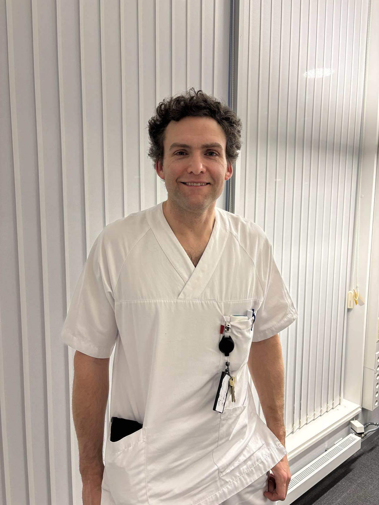 En mann iført hvit skjorte