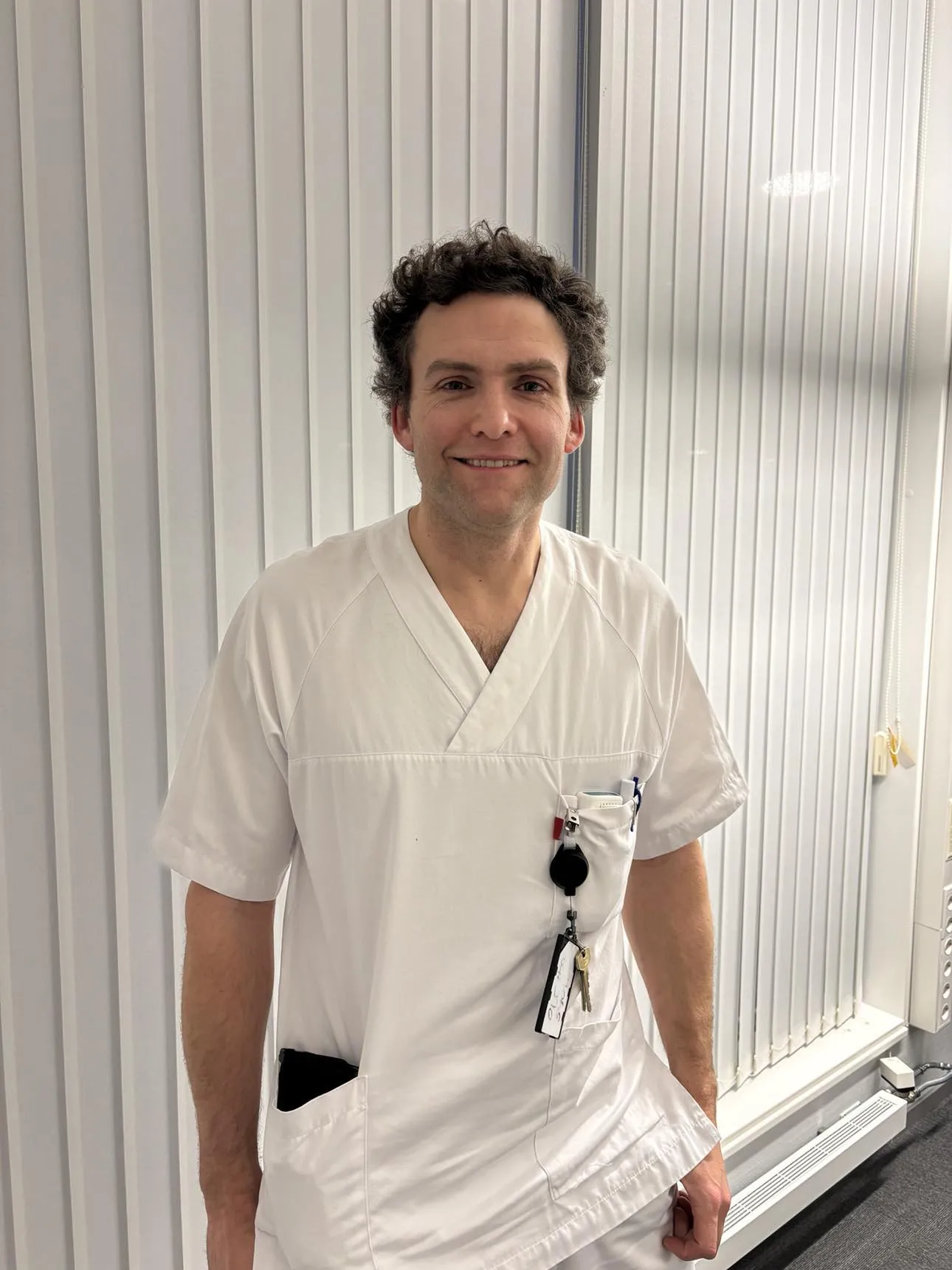 En mann iført hvit skjorte