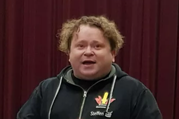 En mann iført svart jakke