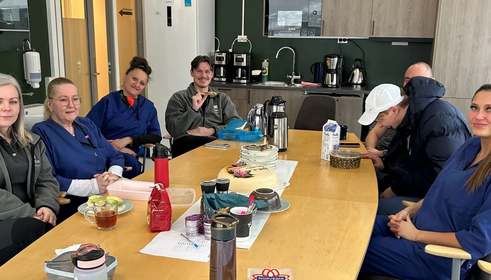 En gruppe mennesker som sitter rundt et bord