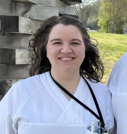 En kvinne som har på seg hvitt