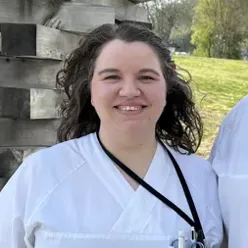 En kvinne som har på seg hvitt