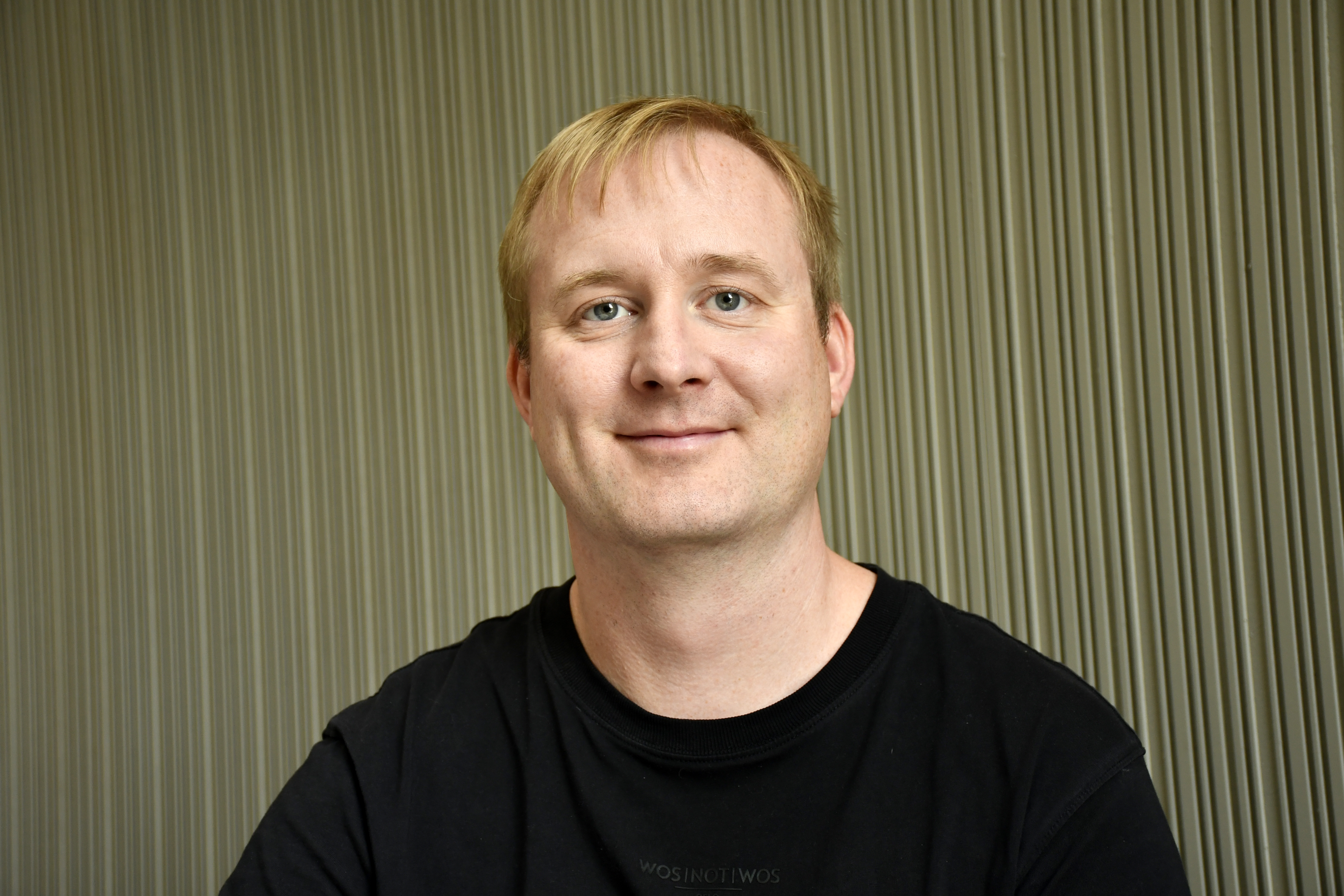 En mann i svart skjorte