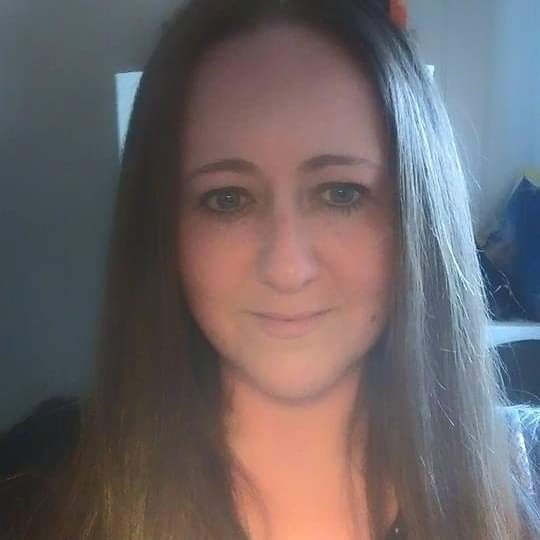 En kvinne med langt hår