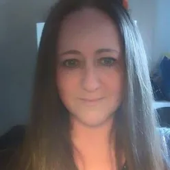 En kvinne med langt hår