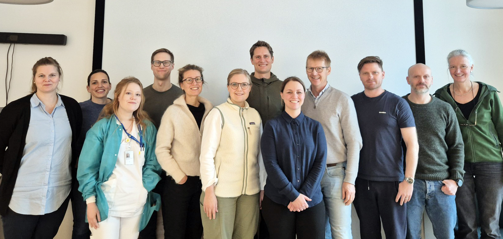 En gruppe mennesker som poserer for et bilde