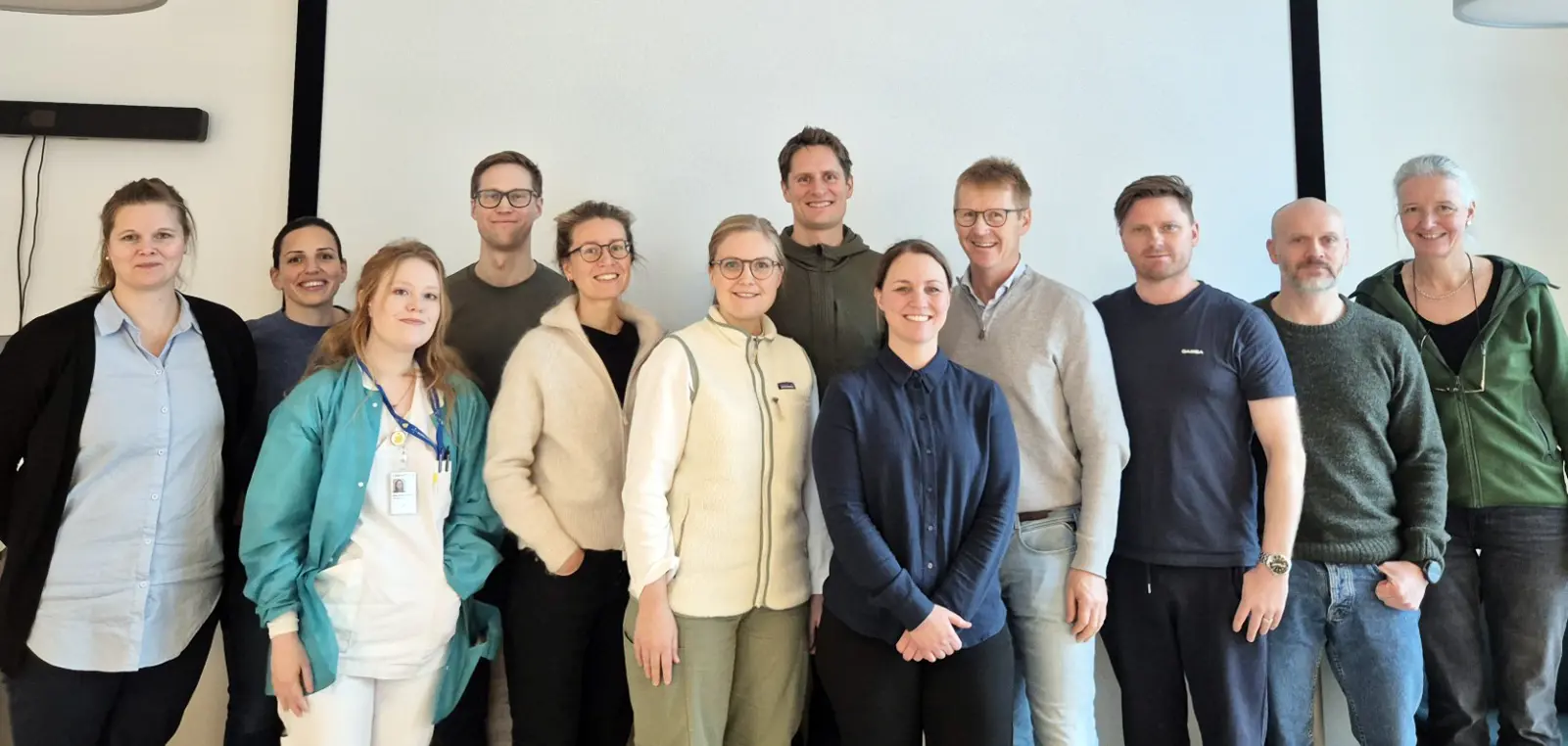 En gruppe mennesker som poserer for et bilde