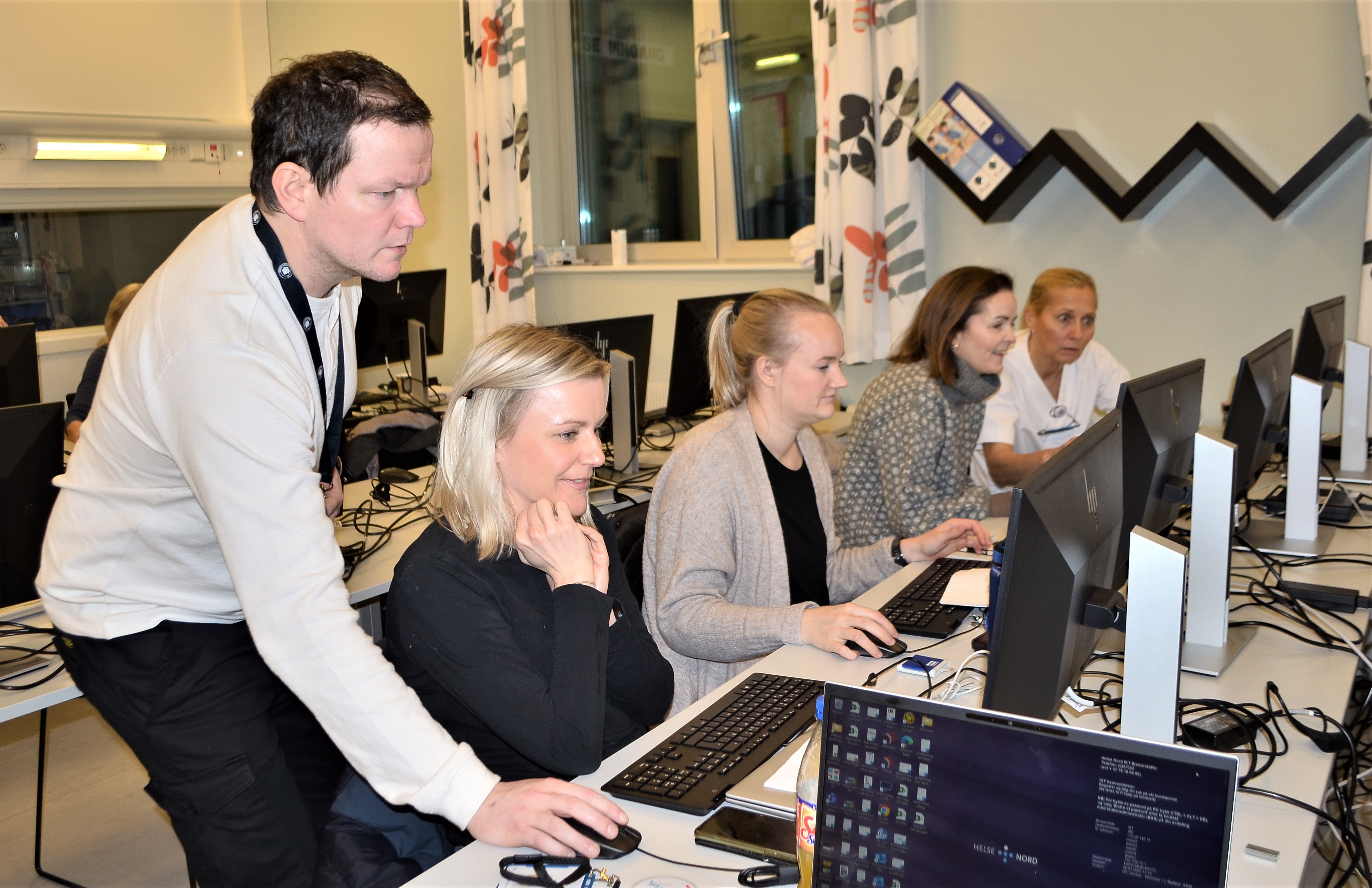 En gruppe mennesker på en PC.lab