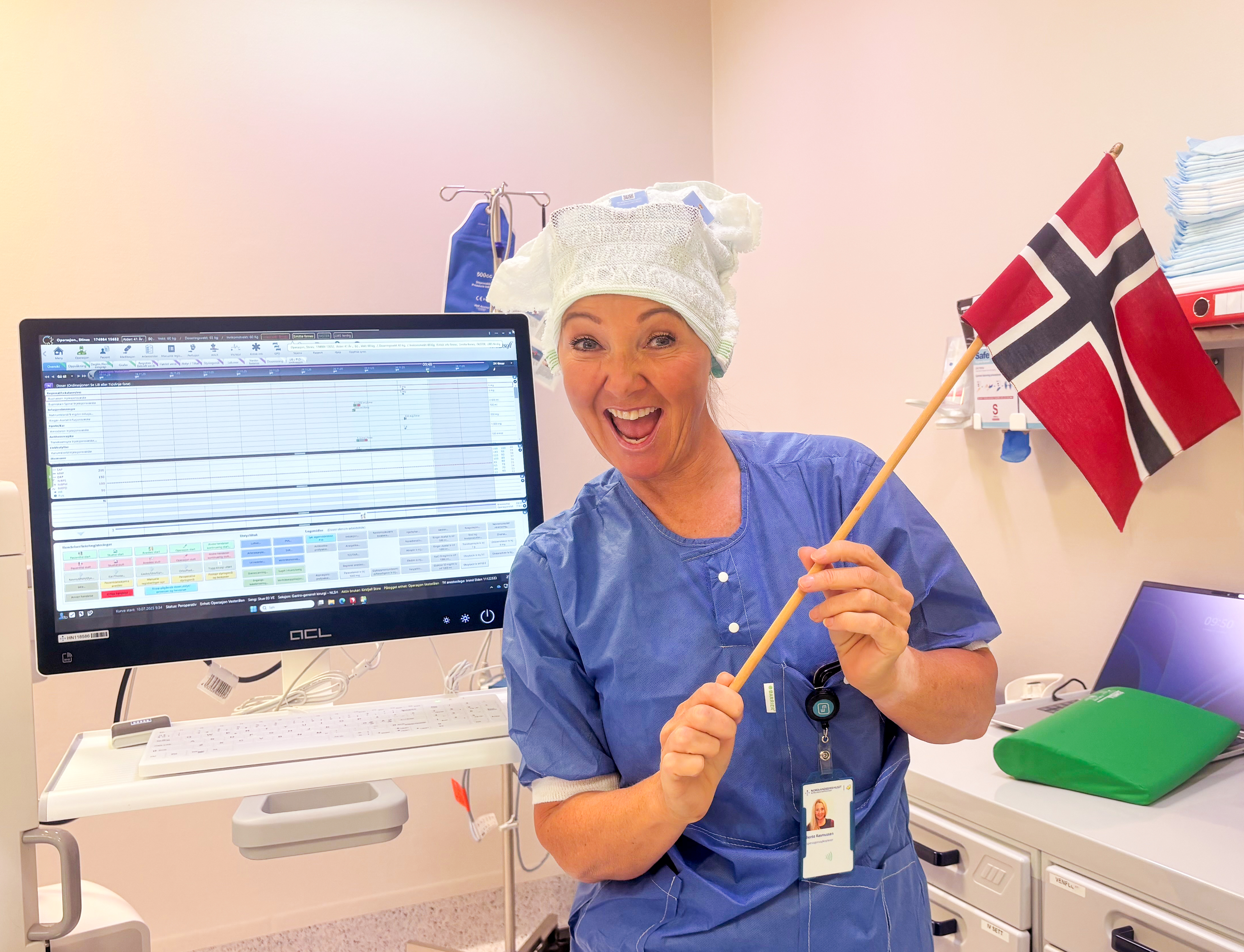 En kvinne feirer med norsk flagg