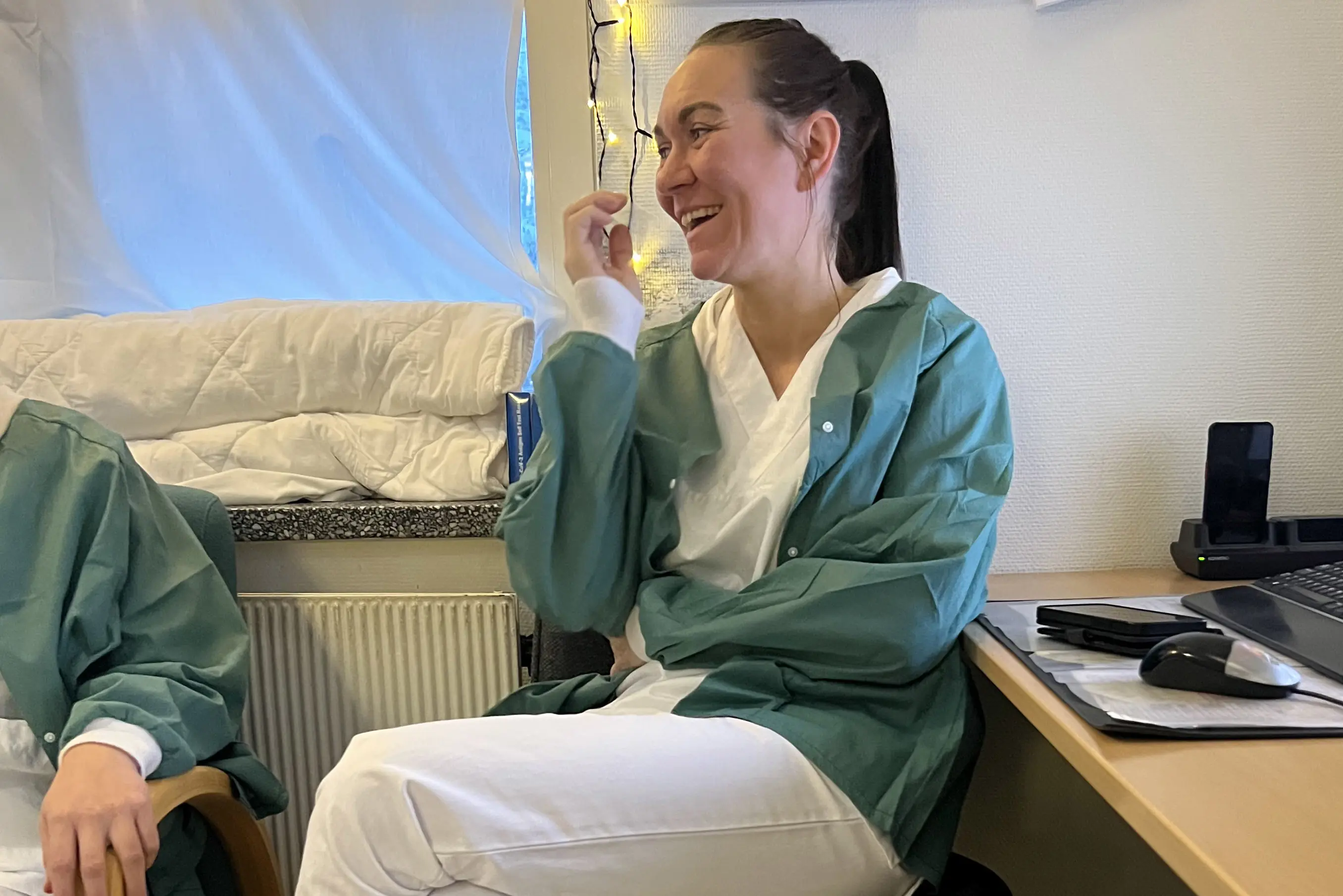 En person som sitter i en sykehusseng