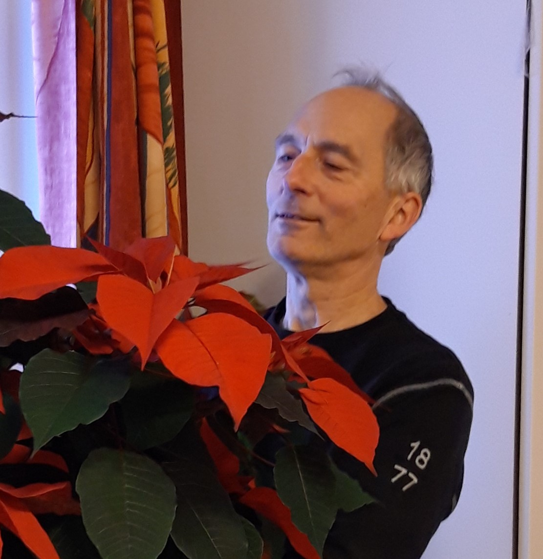 En person i svart skjorte