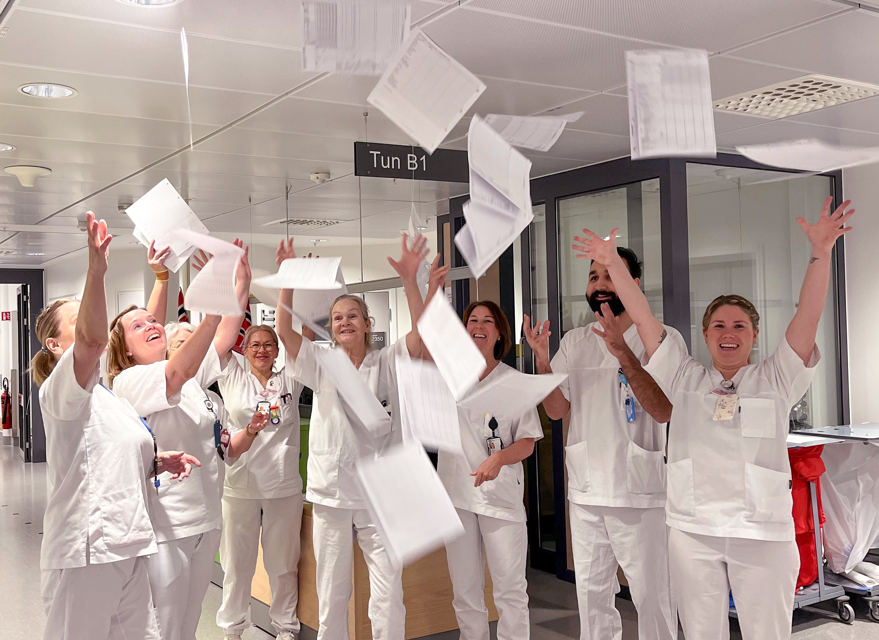 En gruppe mennesker iført hvite klær