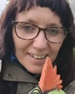 En person som holder en papegøye