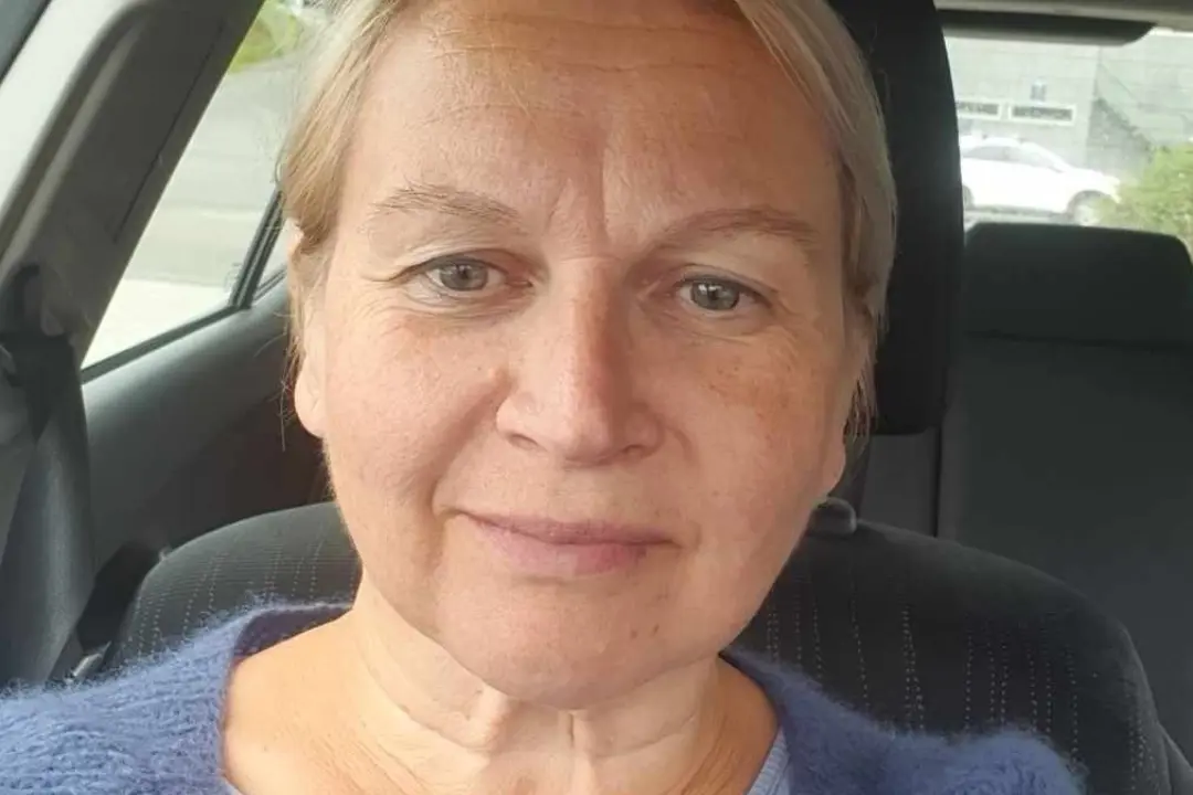 En person som sitter i en bil