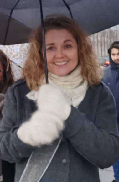 En kvinne som holder en paraply